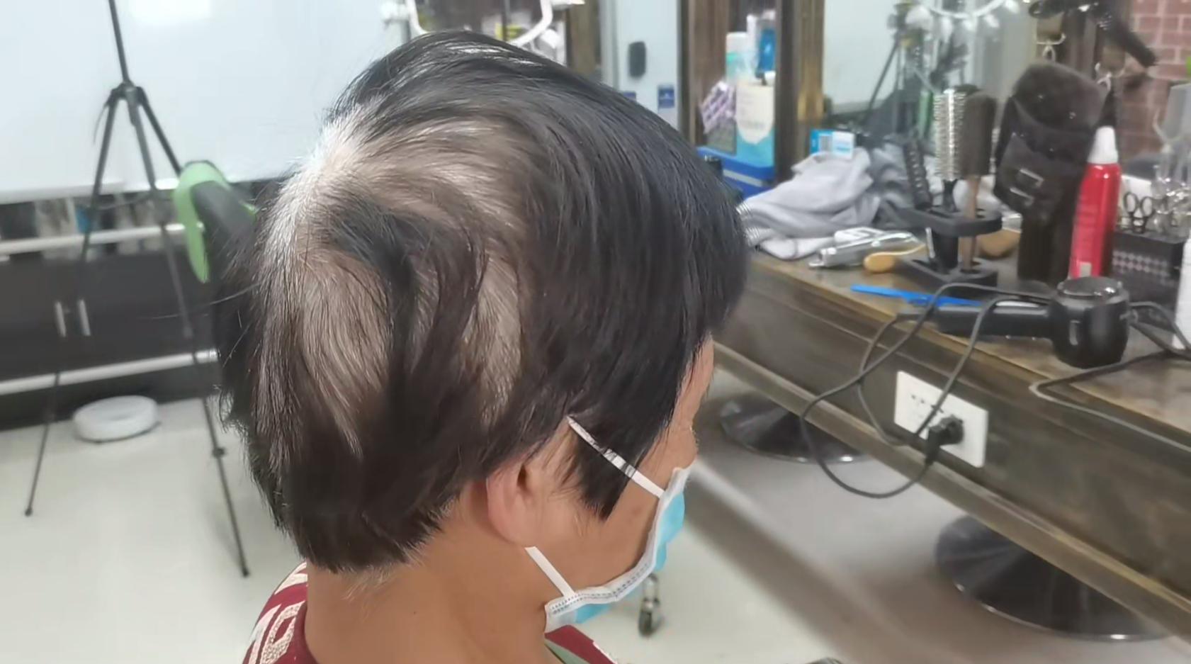 老年人白发烫什么发型好,老人冷烫满头卷短发发型