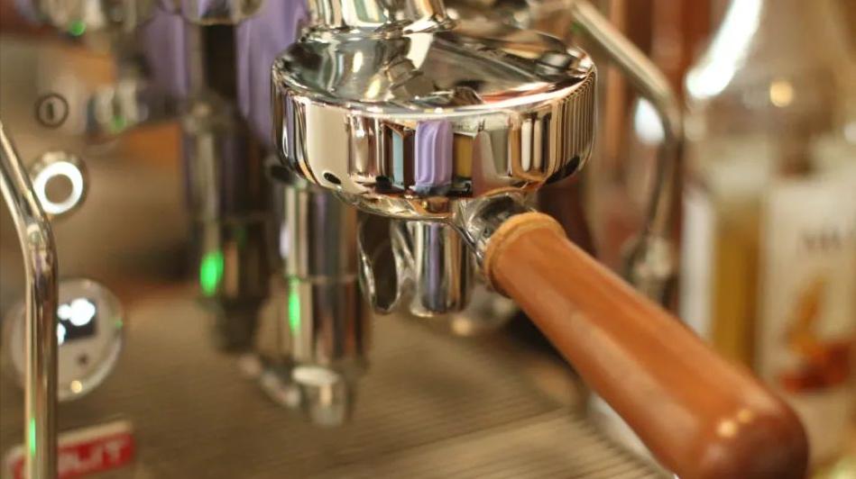 咖啡萃取后手柄里咖啡有水,萃取出来的咖啡液加开水还是冷水