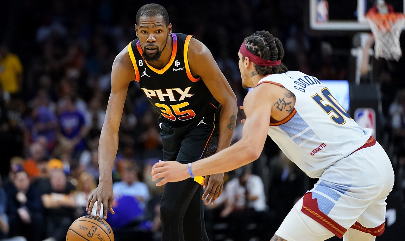 34分钟19投11中砍30分8篮板2助攻,32分钟砍下30分8篮板3抢断1盖帽