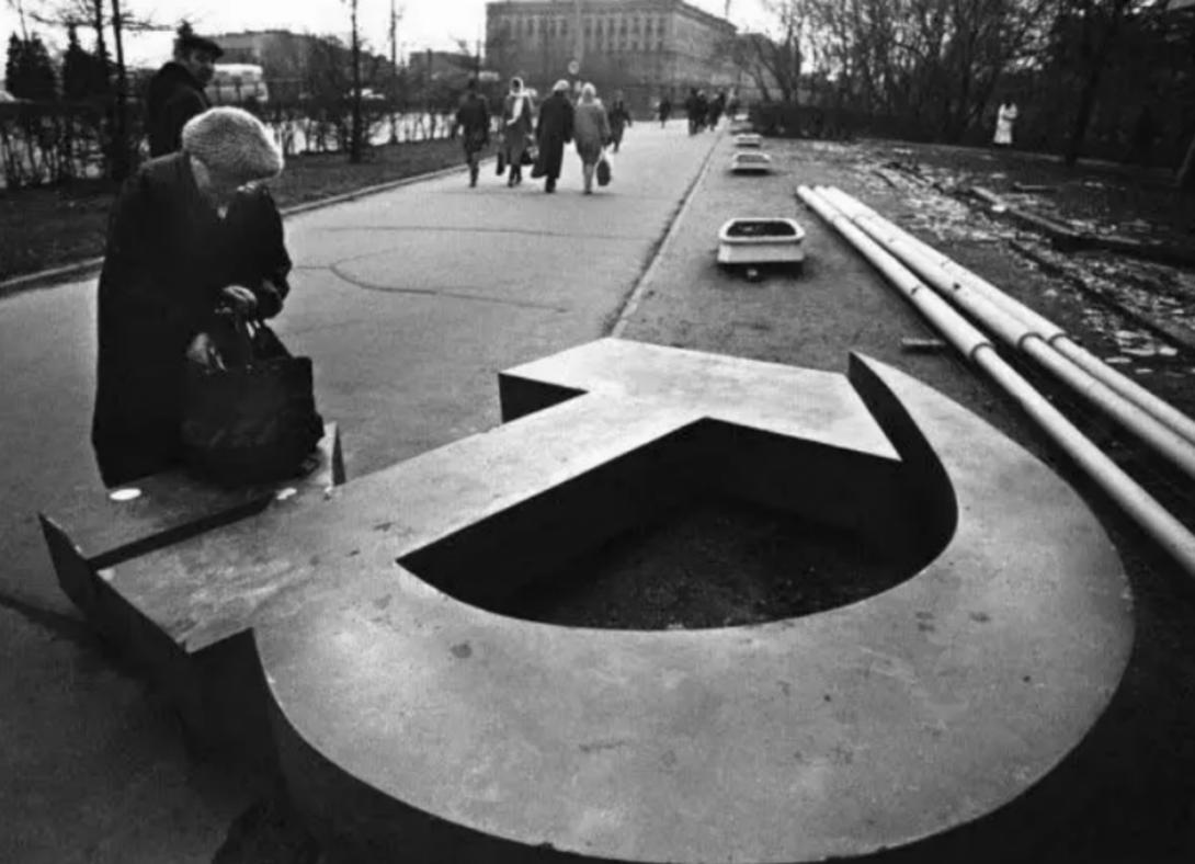 21年前苏联解体，全世界都等看中国笑话，*小平邓**是如何力挽狂澜的