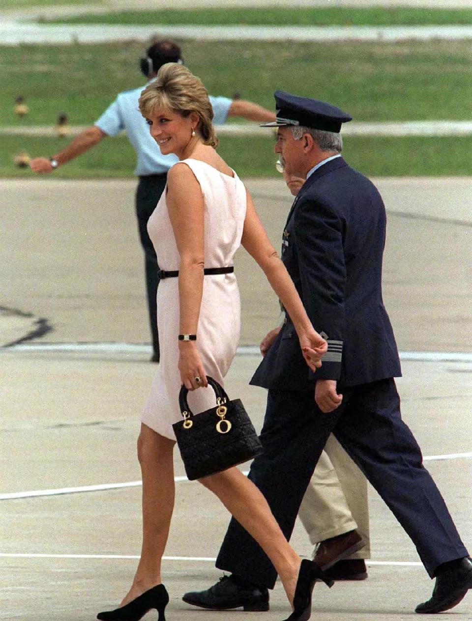 韩国第一夫人衣服穿搭,韩国第一夫人服饰亮色