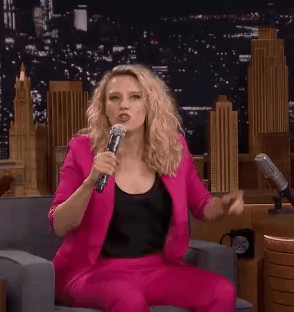 为什么国外女生要在地铁上岔开腿坐？