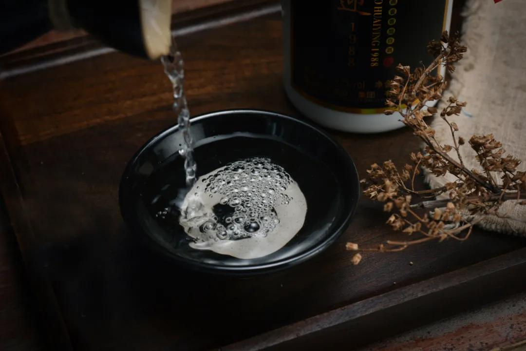 酱香酒用什么发酵,为什么酱香酒喝起来有苦味