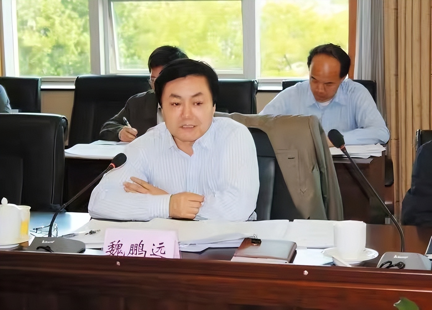 “亿元司长”骑自行车上班，家中藏3.4亿现金，养85后*妇情**，3个娃