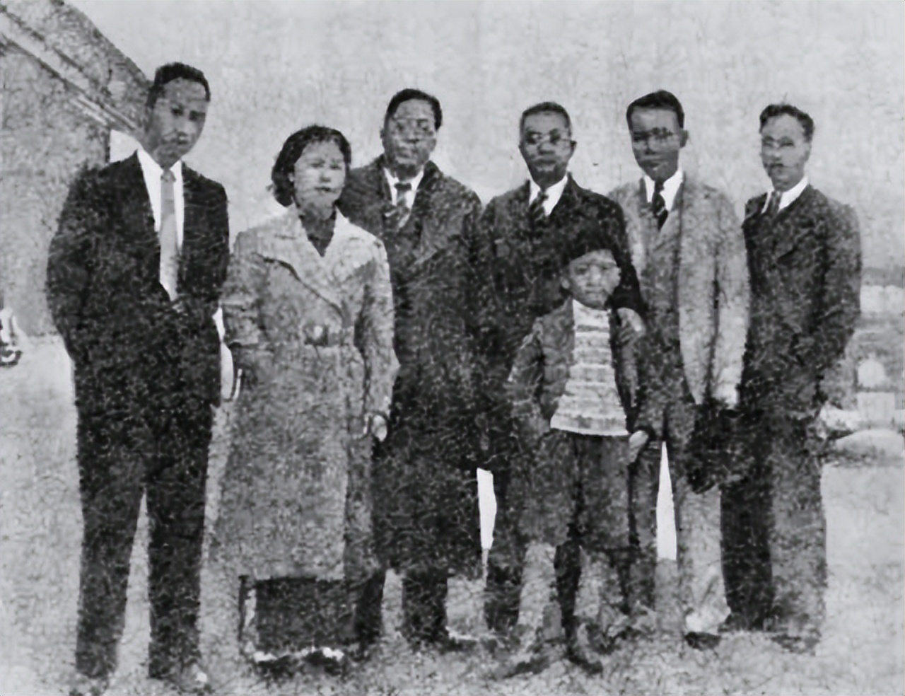 1949年，杨虎城死后3个月发现遗体，长子杨拯民扶柩，安葬在西安