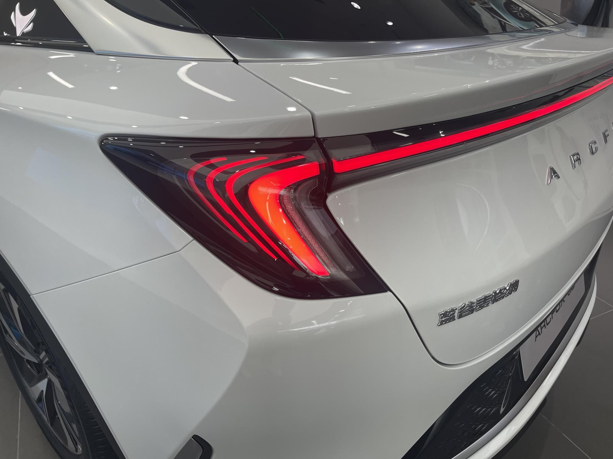 阿尔法s跟小鹏汽车,小鹏新能源汽车报价大全2022款