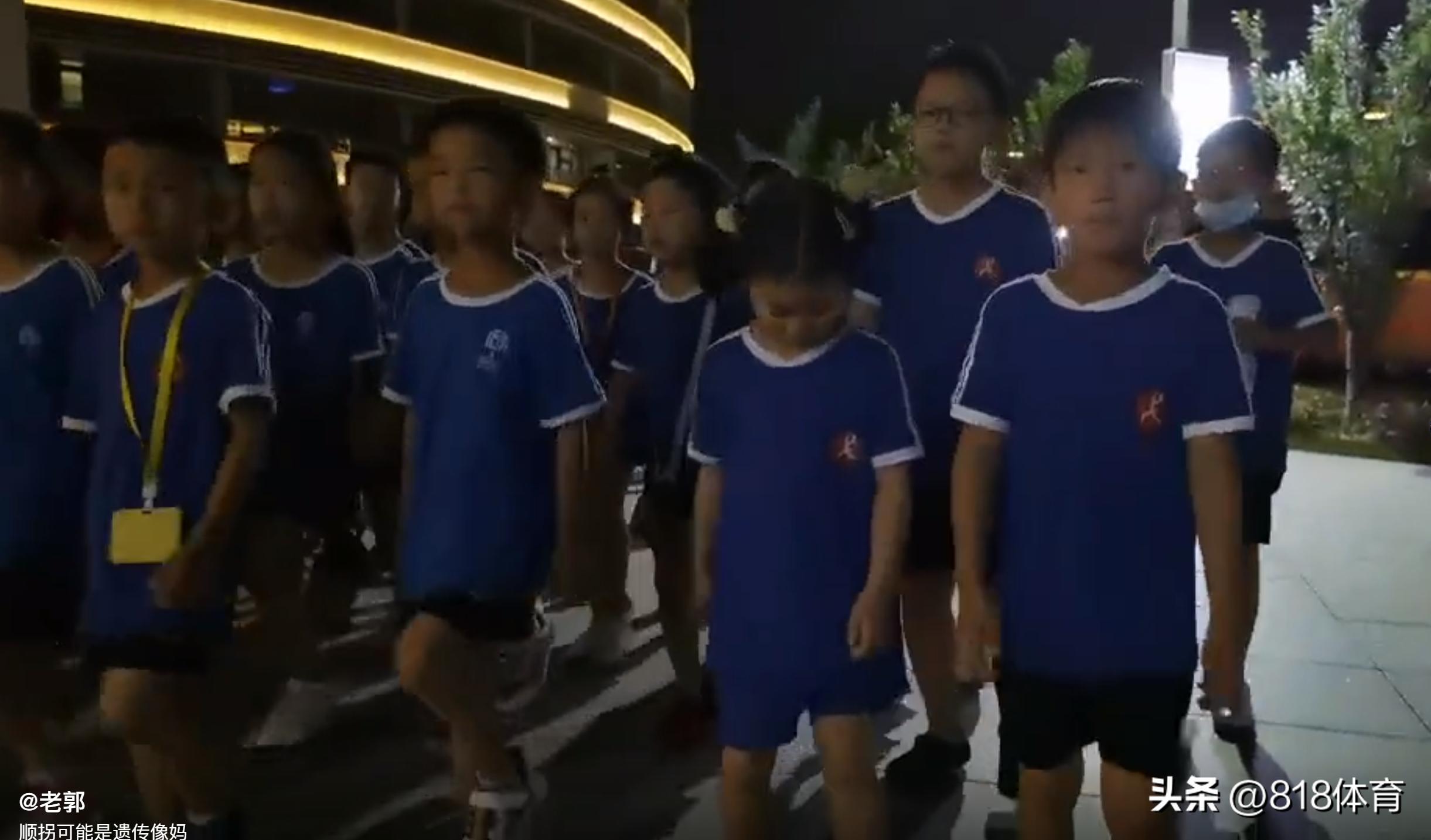 笑喷!王楠巨富老公晒女儿笑笑军训同手同脚:顺拐可能是遗传,像妈!