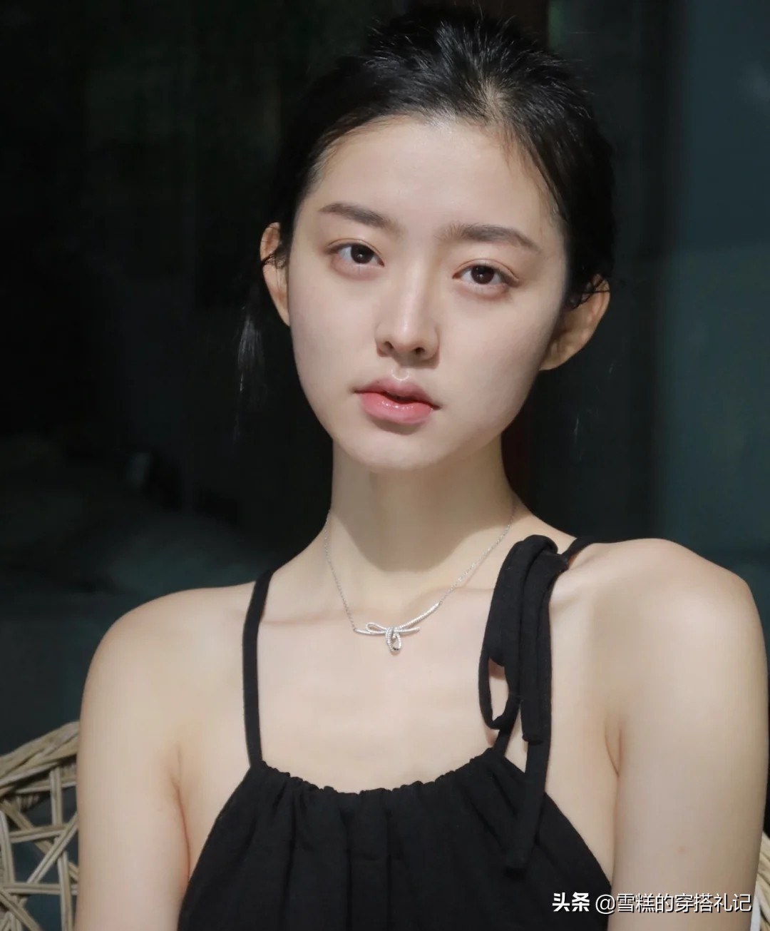 怎么化淡妆显气色,女人应该简单化个淡妆就很好看