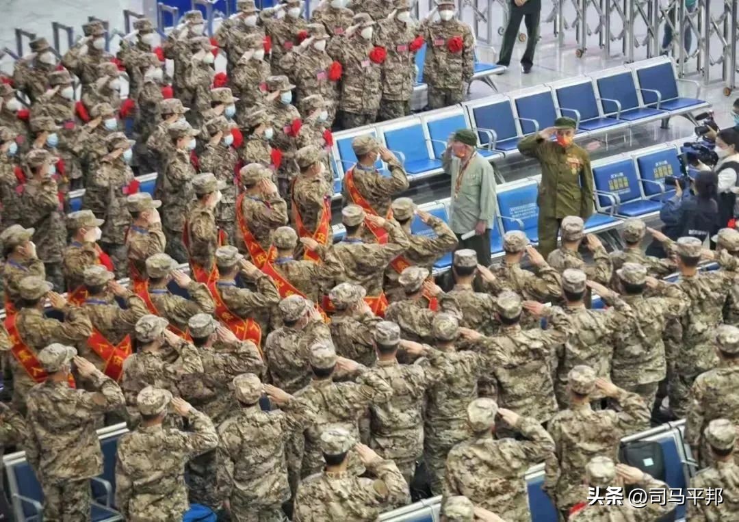 会打仗的*队军**不少见，但主动弯腰帮老百姓收庄稼的，可能只此一支