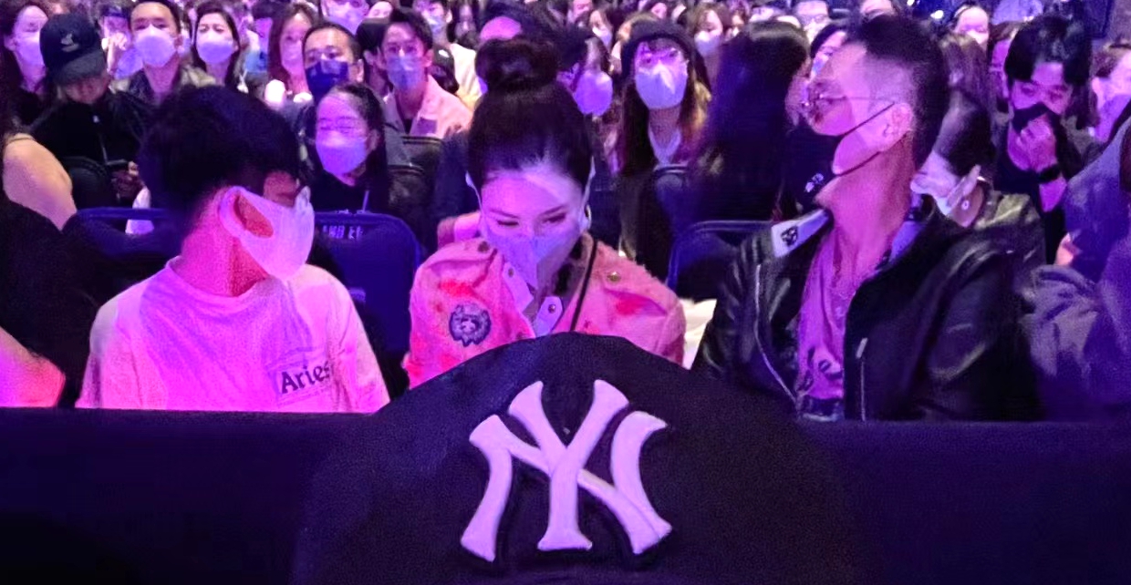 网友偶遇baby香港和友人逛街,baby回上海