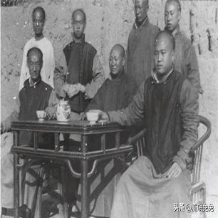 30张老照片:女子依洋人怀,*片鸦**烟枪手中持,白日梦中沉醉