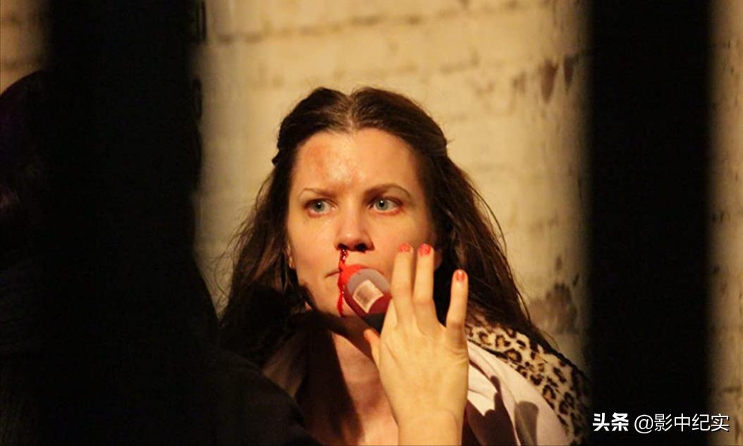 她被下药囚禁到地下室，当众多人*奴性**，报警后英国警方：你穿多少