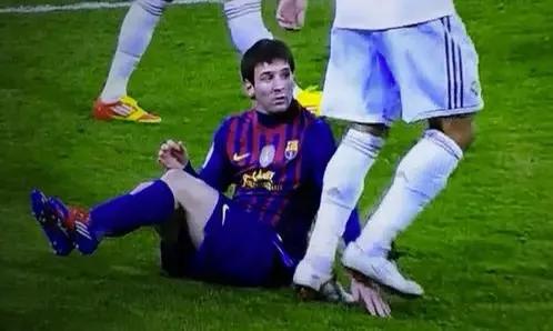 武僧佩佩凶狠铲球,球场恶霸佩佩