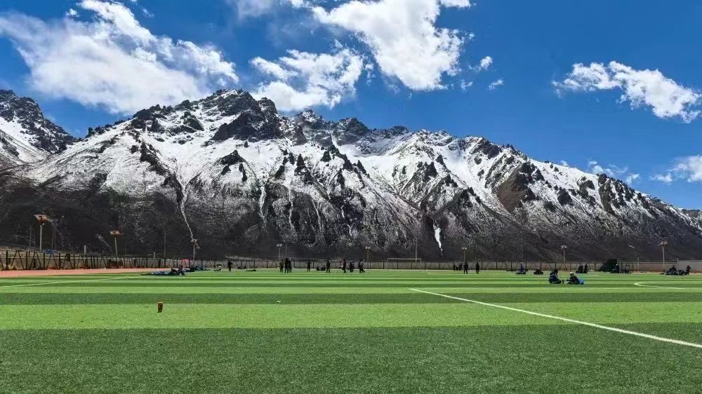 一双球鞋一人一只，凑成“黄金左右脚”！没有什么能够阻挡“运动小子”们的热爱