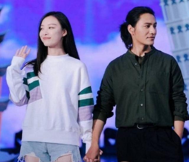 助理伺候明星捏脚,助理伺候明星跪下打伞