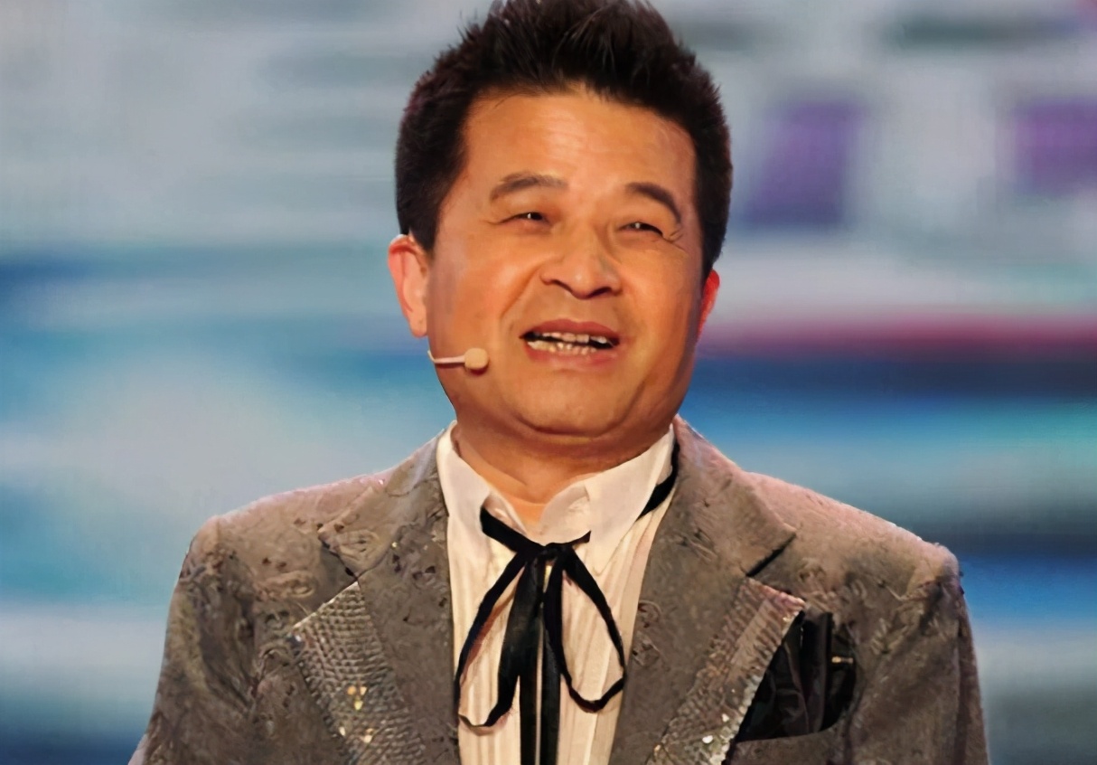 64岁毕福剑现身乡下游玩，席地而坐尽显老态！网友“复出”呼声高