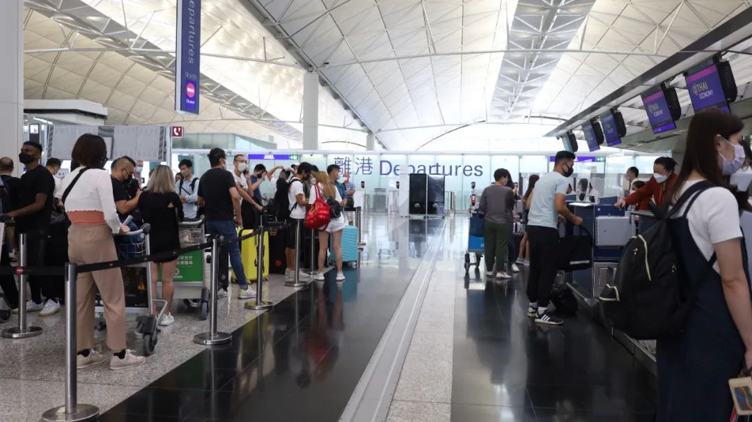 ​香港再次放宽社交距离！首个泰国团抵港，游客备万元买买买