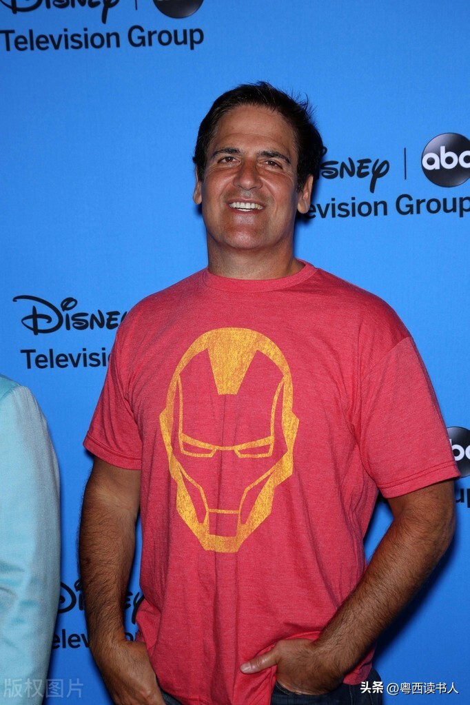 姚明和周琦最新信息,姚明球场外穿西装看球照片