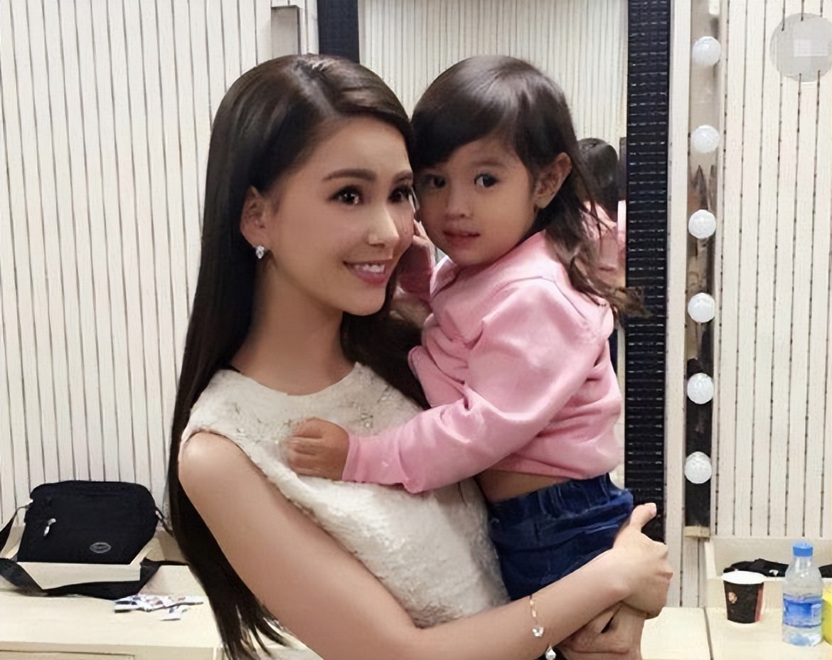 昆凌回应与侯佩岑撞彩虹图,昆凌暗讽侯佩岑