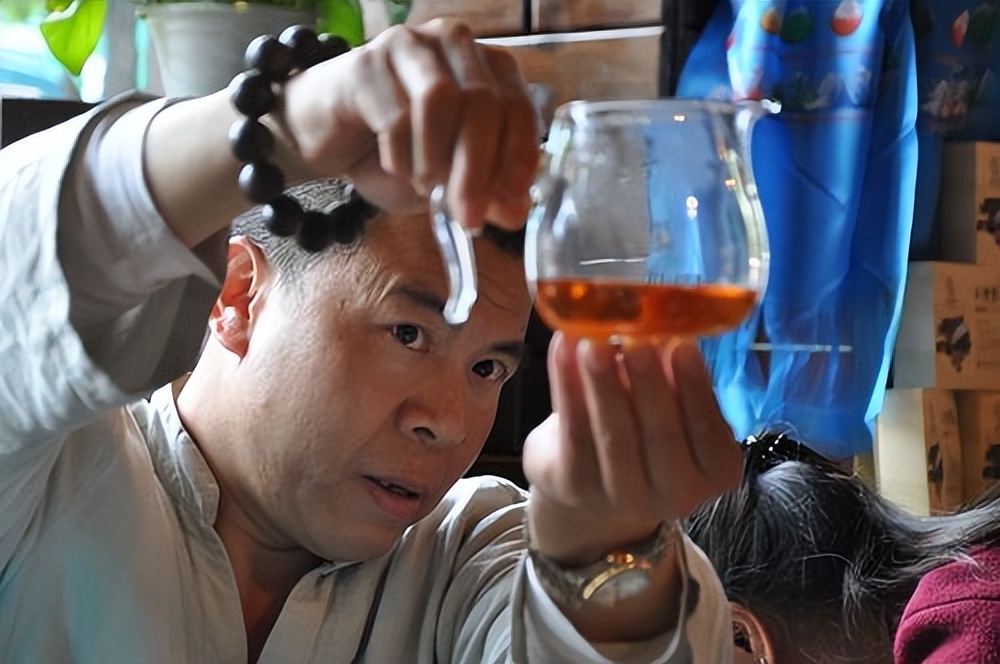 广东大叔发现商机变废为宝,将不要的叶子售卖,年销售达1000多万