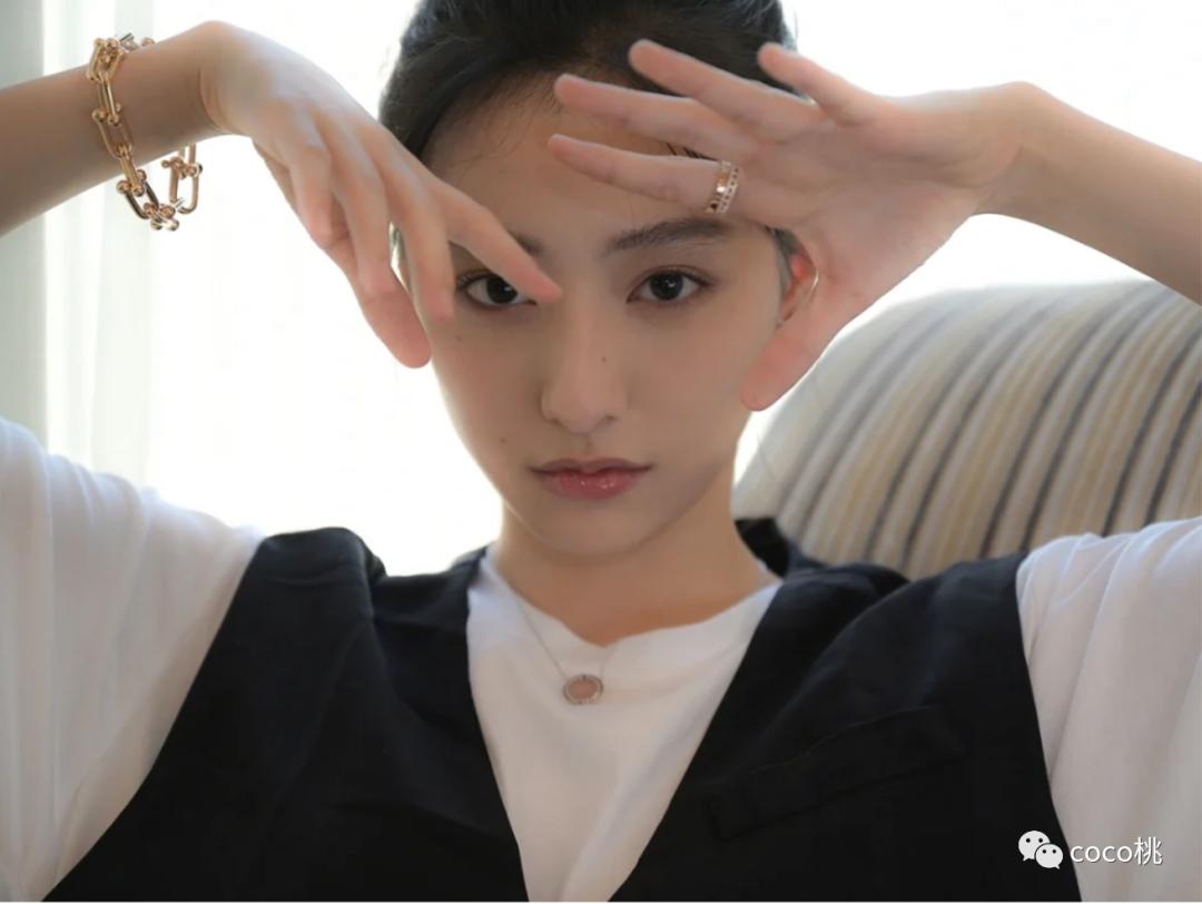 泫雅的订婚戒指，直接花掉男友一半财产？