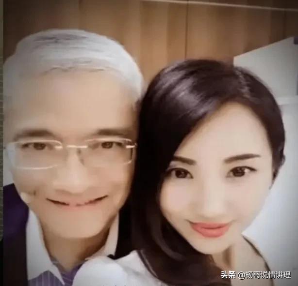 成都董小姐现在怎么样了,董小姐牵手门