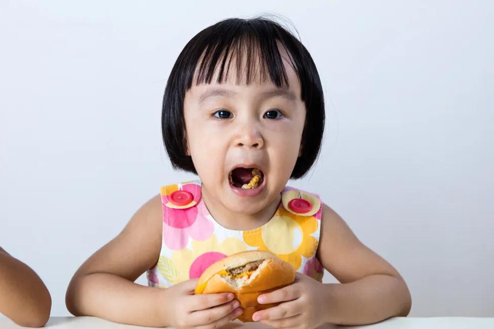 小孩子爱吃垃圾零食的后果,宝宝爱吃垃圾零食怎么处理