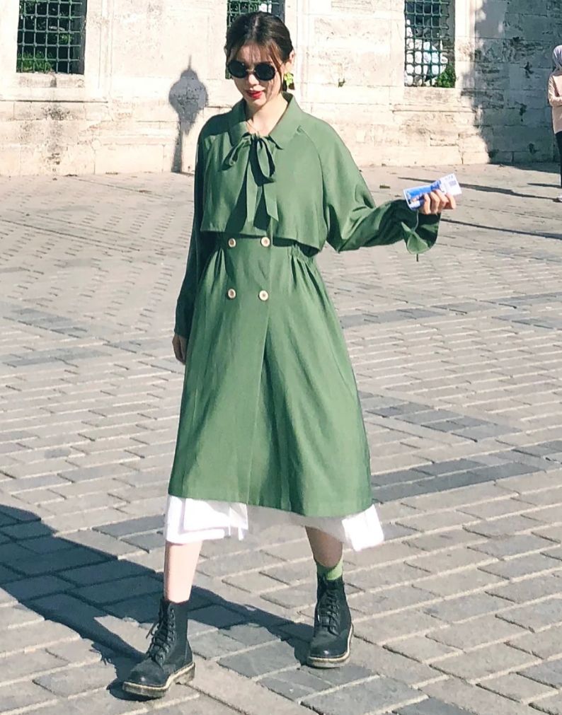 穿风衣穿小白鞋好看吗,穿风衣搭黑裤子还是牛仔裤