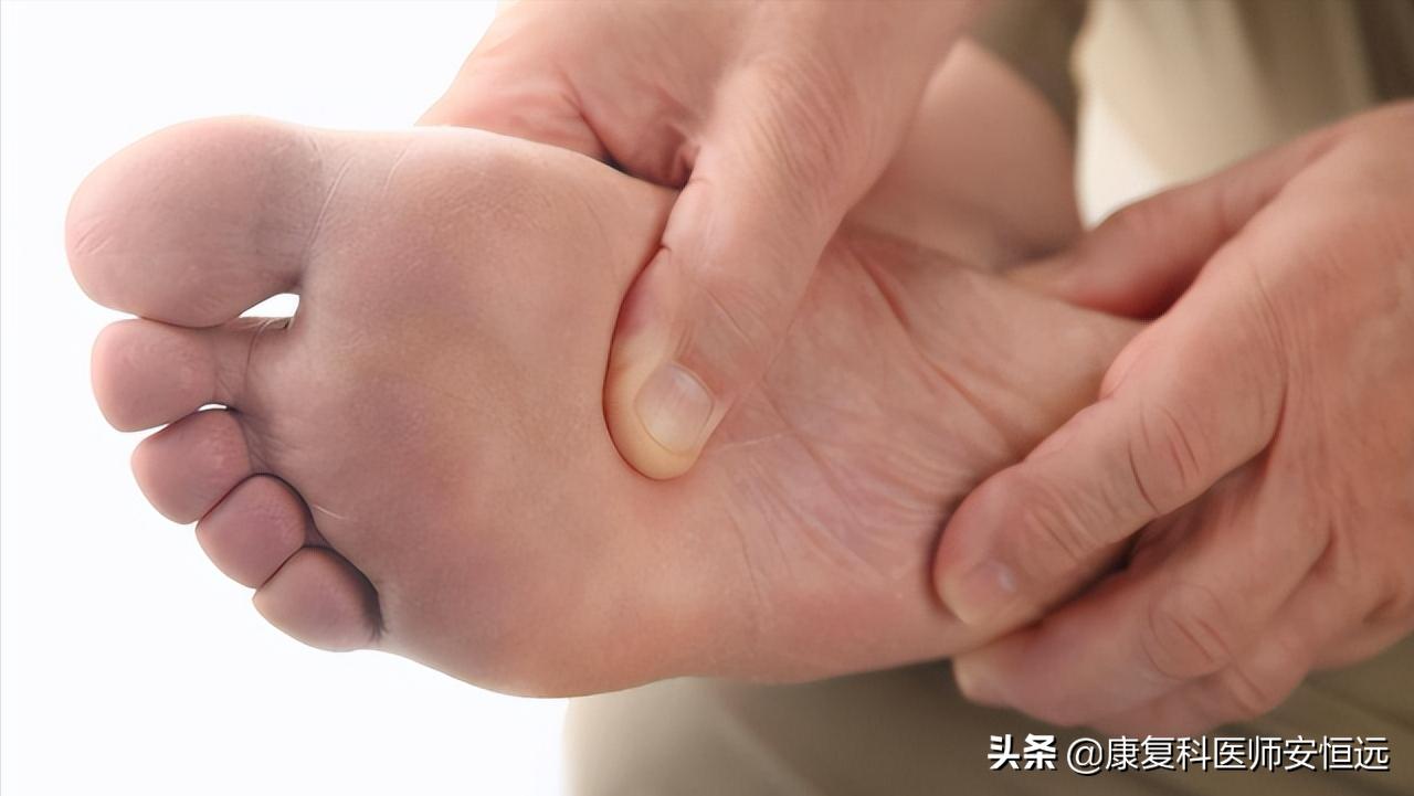 脚底板爱发烫是什么原因,脚底板生茧很疼怎么回事
