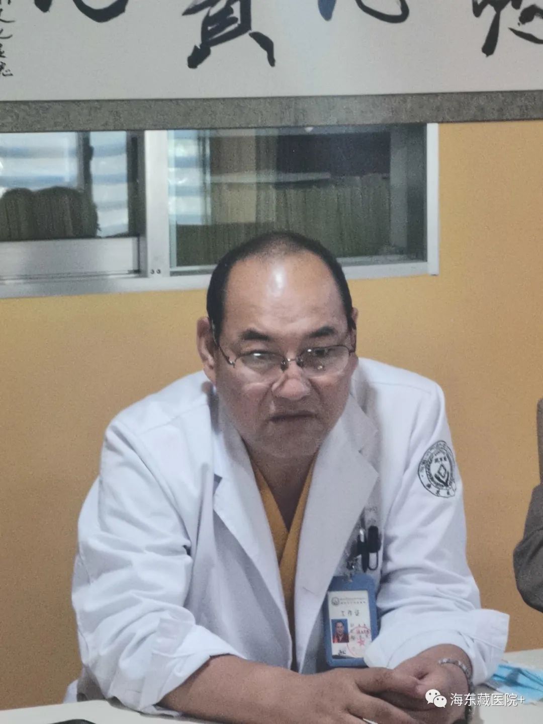 青海日报报道的：“好曼巴”的仁心就是海东市宇佗藏医院院长洛桑