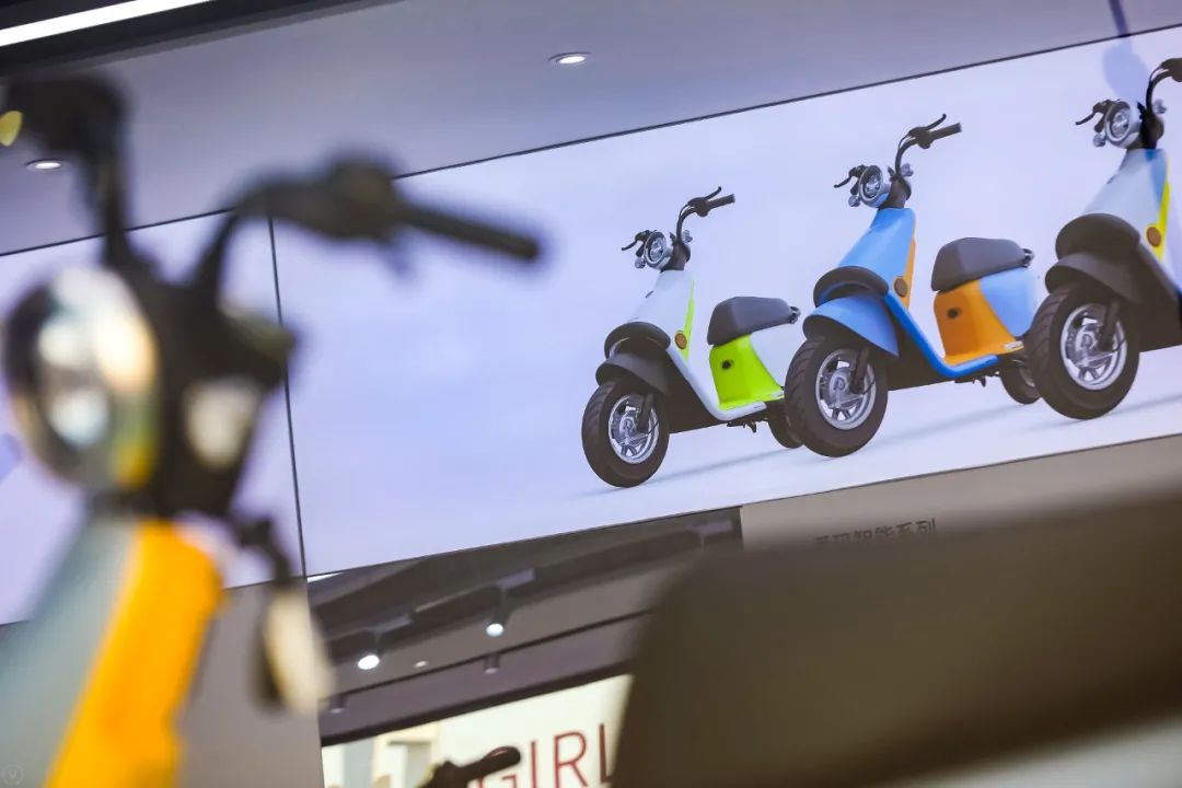 石墨烯黑金电池和铅酸电池哪个好,铅酸电池和黑金石墨烯电池的区别