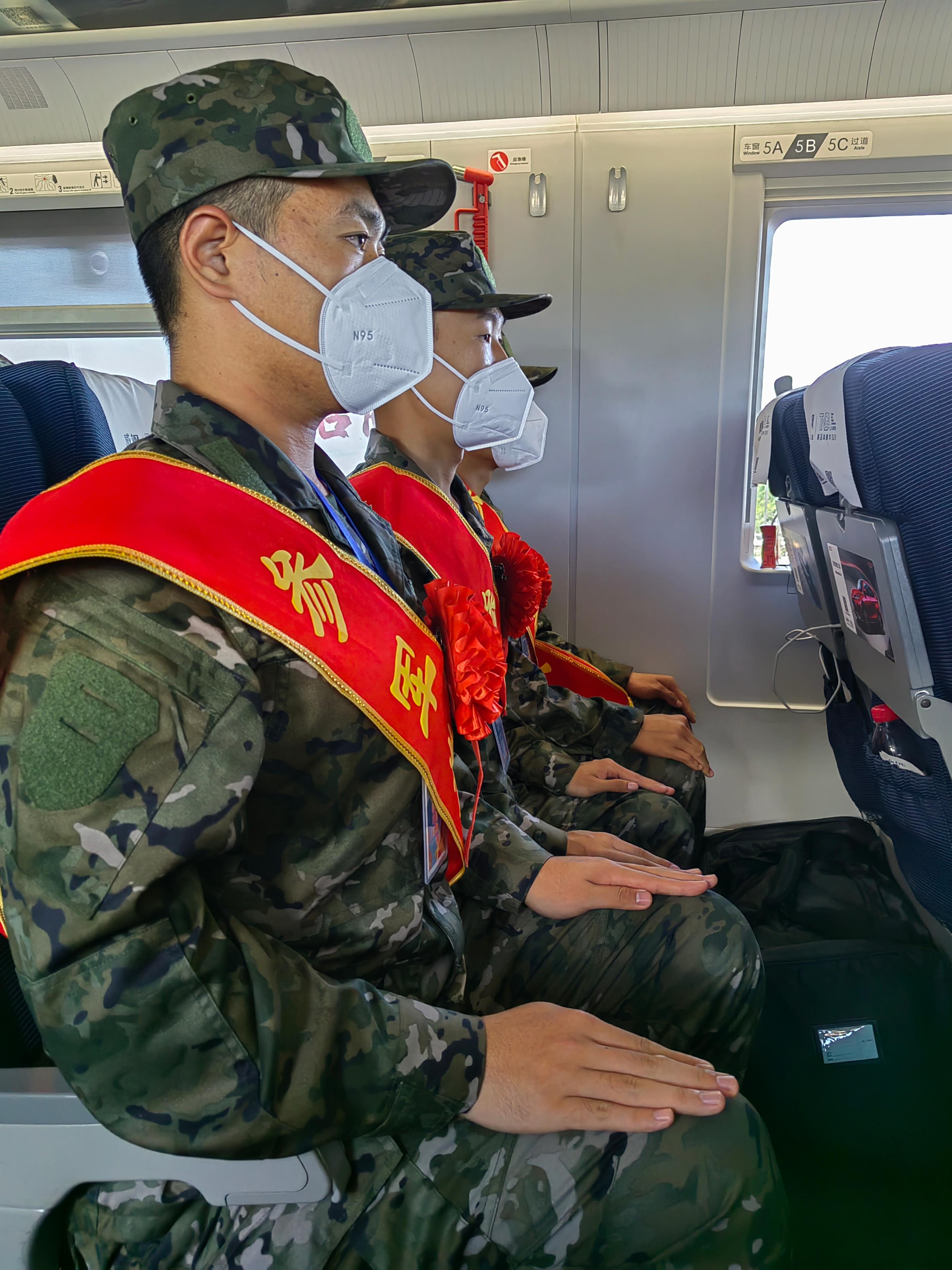 矢志从军报国绽放青*梦春**想辽宁省沈阳市2022年下半年新兵今日光荣启程奔赴军营