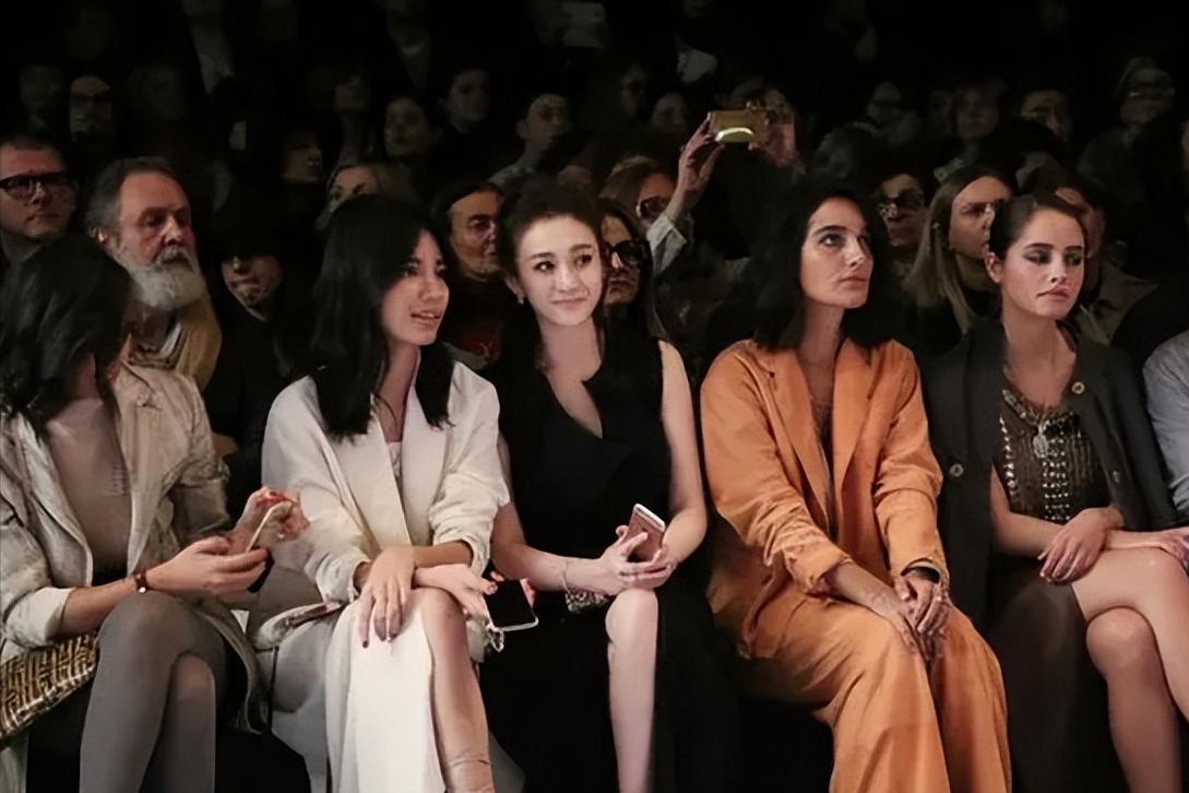 21岁新人揭露圈内*规则潜**：副导演带面试女孩开房，男艺人也不安全