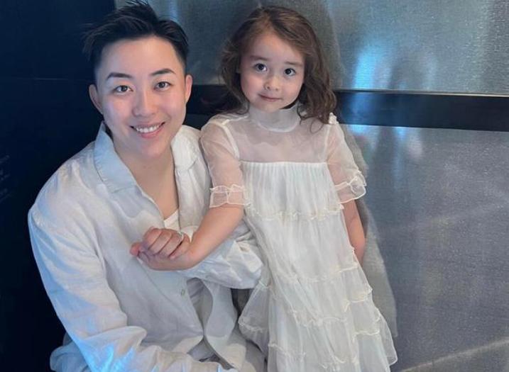 吉林女子花50万买精生子,女子斥巨资生混血女儿新闻