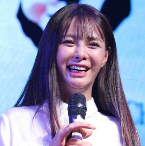 最有钱女明星刘亦菲,刘亦菲秀名贵翡翠大耳环