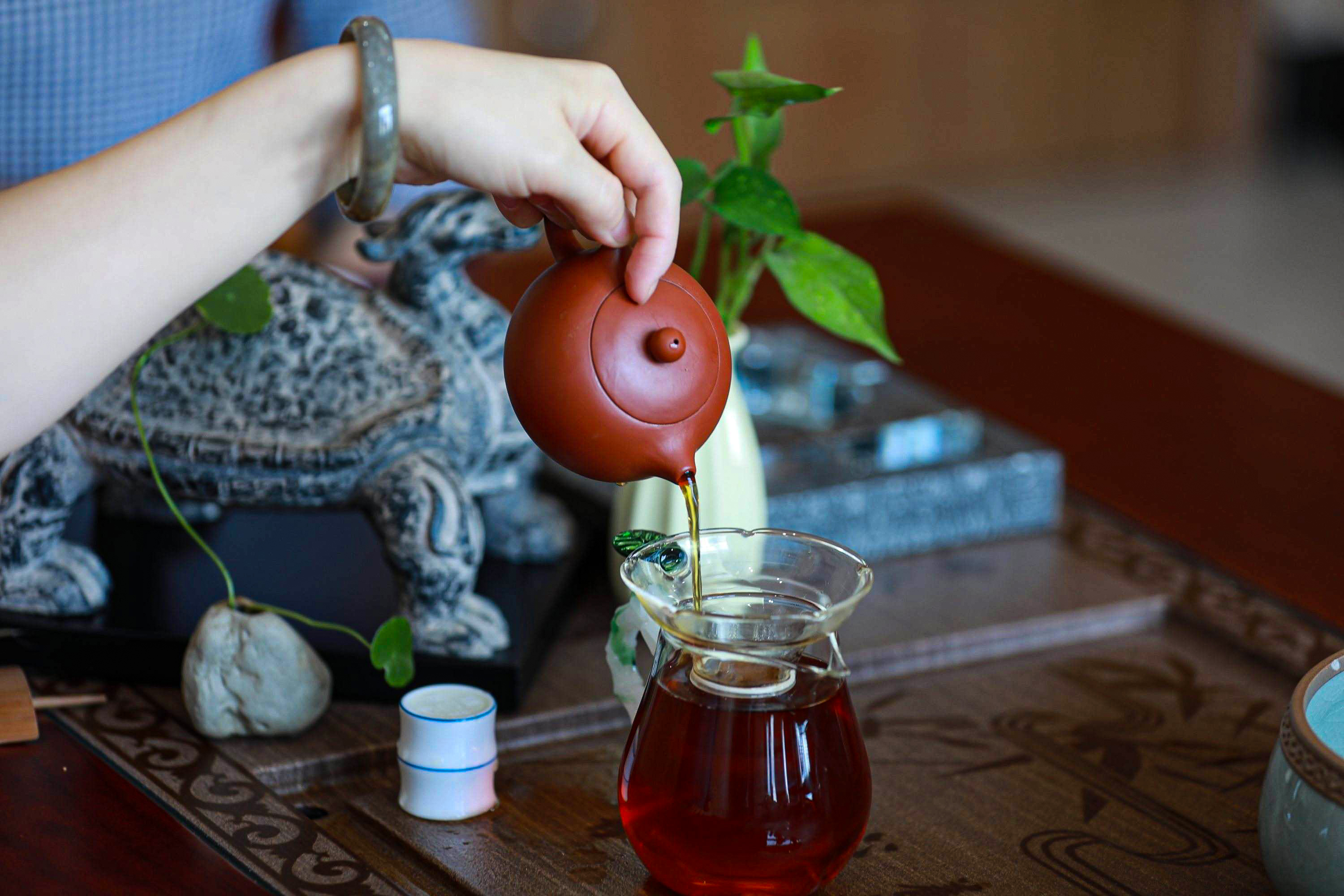 这两种茶最好别用沸水直接冲泡,泡茶先放茶还是先放水这也有讲究