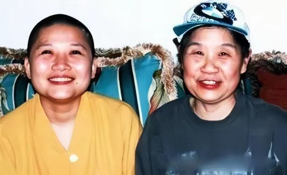 李娜出家后生活现状,李娜出家25年老母亲陪她住寺庙