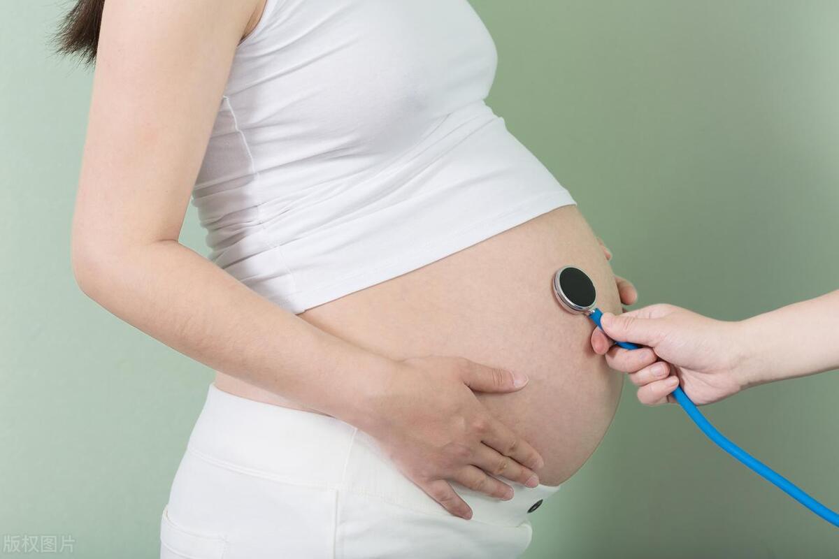 我30岁，月经没来以为怀孕，几天后隐私部位长了血泡，咳嗽咳出血