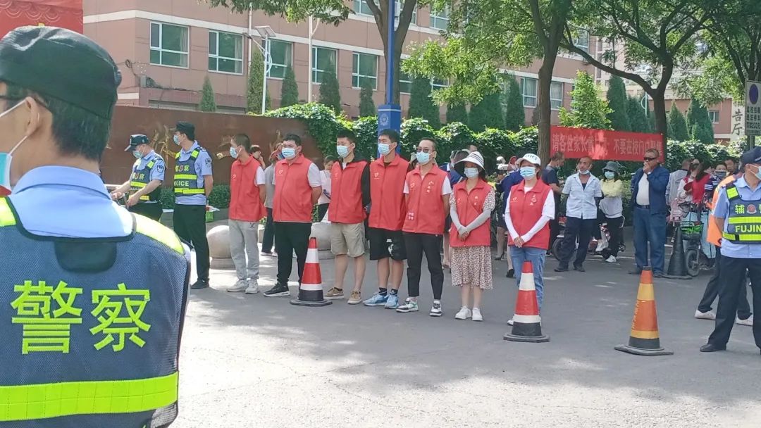 介休青志协红马甲为你护航，愿你旗开得胜，未来闪闪发光