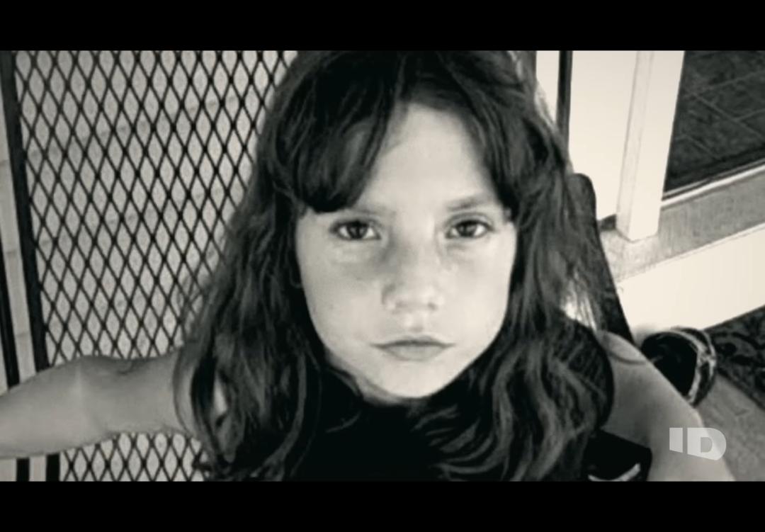 夫妇好心收养6岁女孩，发现竟是20岁侏儒假扮，还试图杀死他们