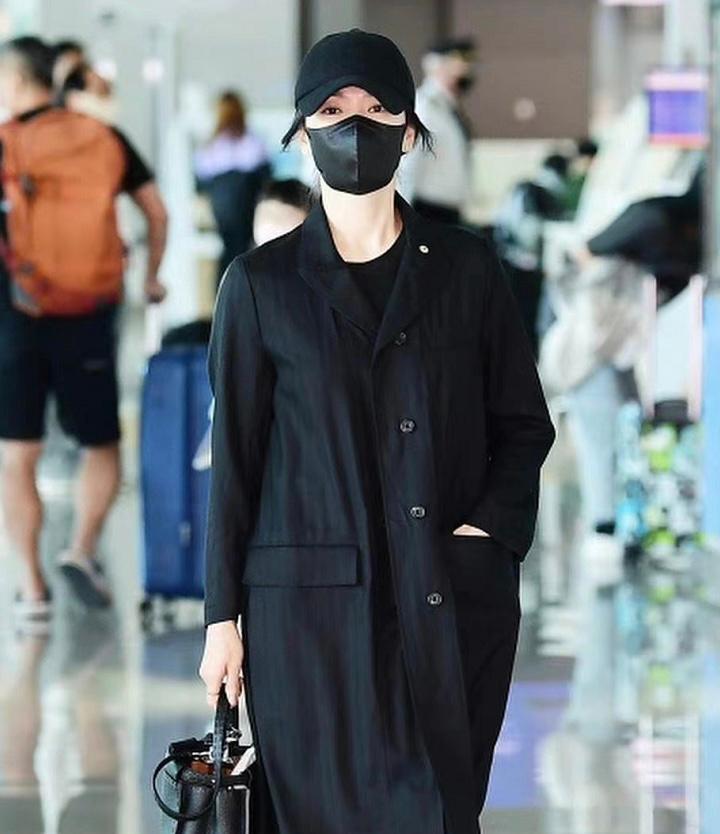 近期宋慧乔穿出不一样的美,宋慧乔穿搭日常短黑裙