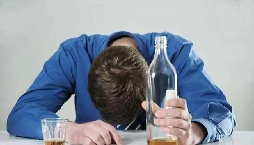 小伙胸痛去医院做心电图,男子左臂疼查出心肌梗死