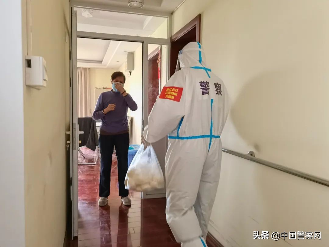 疫情防控下社区民警的坚守,疫情当前警察不退警徽闪耀党旗红