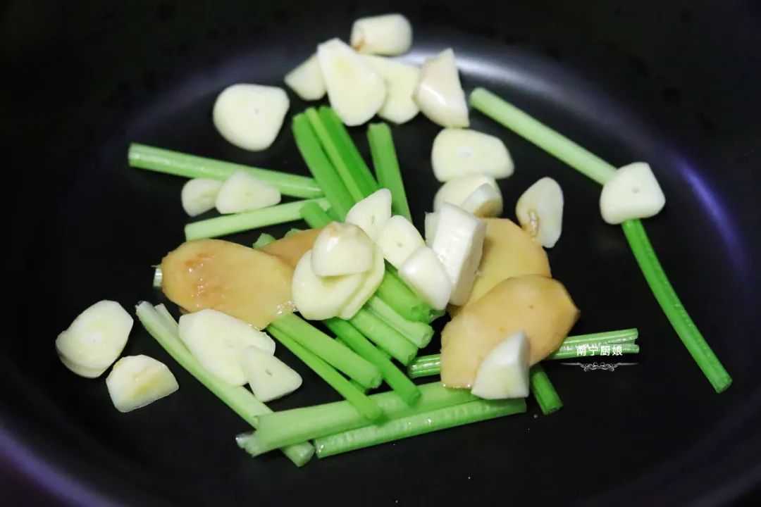 煎什么鱼不粘锅最好,教你一招煎出的鱼不破皮不粘锅