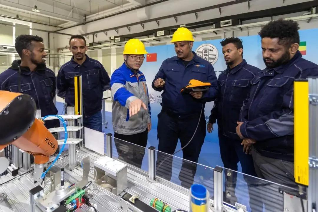 【师者风范】全国五一劳动奖章获得者钟平：为青春“铸”梦的金牌教练