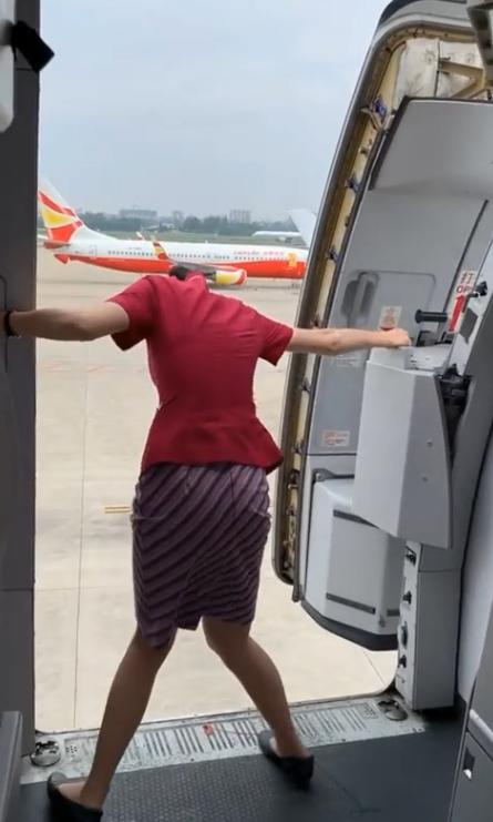 空姐关舱门你觉得哪个力气最大,空姐关闭舱门为什么一步一步来