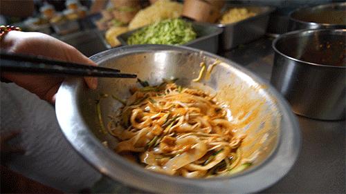 徐州这家传奇凉皮6岁了！看看这个男人给大家准备了什么礼物?