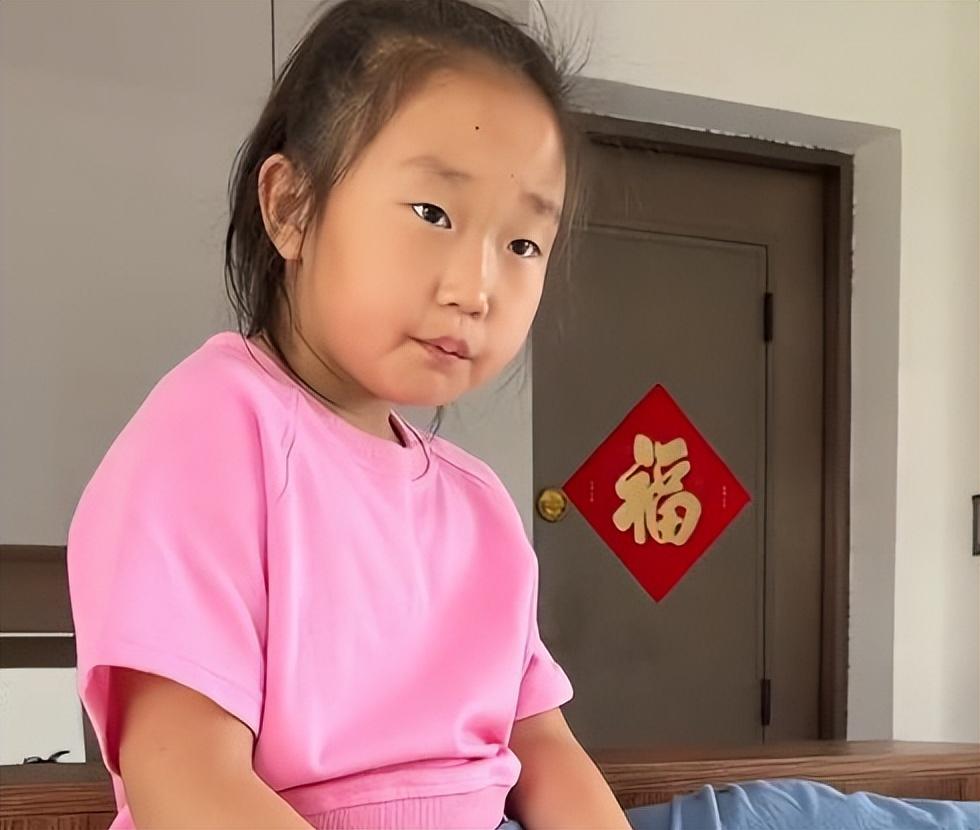 9岁小网红沦为赚钱工具,父母离婚后仍不间断更新,掉钱眼里了?