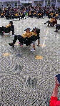 大街上看到的一幕万万想不到,大街上的一幕视频