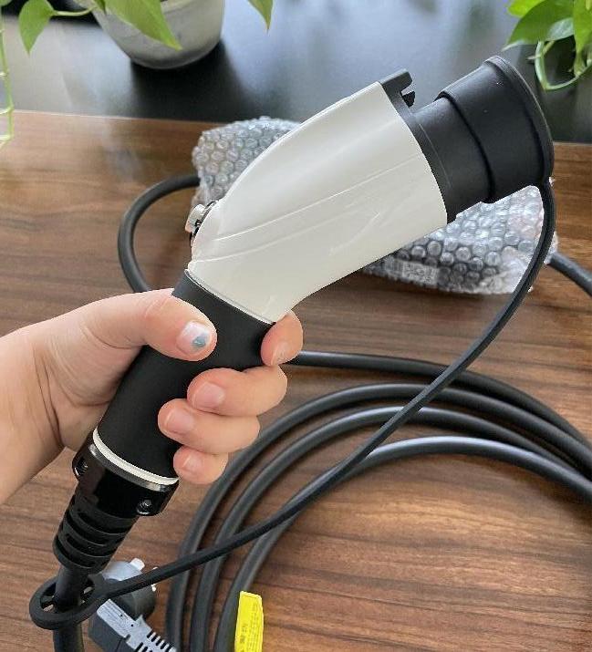 哪吒S不用充电桩，家用便携式充电器怎么选？